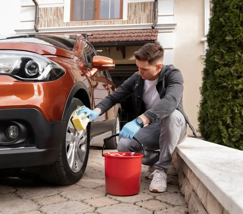 Lavage auto à domicile Plonévez-Porzay : professionnel intervenant sur un véhicule
